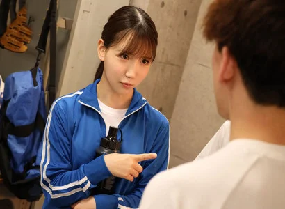 nhóm bạn trong câu lạc bộ bóng đá quan hệ tập thể với cô gái xinh trong phòng gym